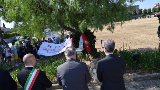 Bari commemora la strage di Capaci: la cerimonia degli studenti per Giovanni Falcone 