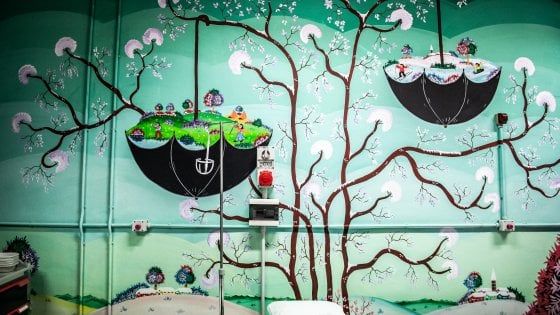Viaggio negli ospedali dipinti, tra fondali marini e astronavi passa la paura