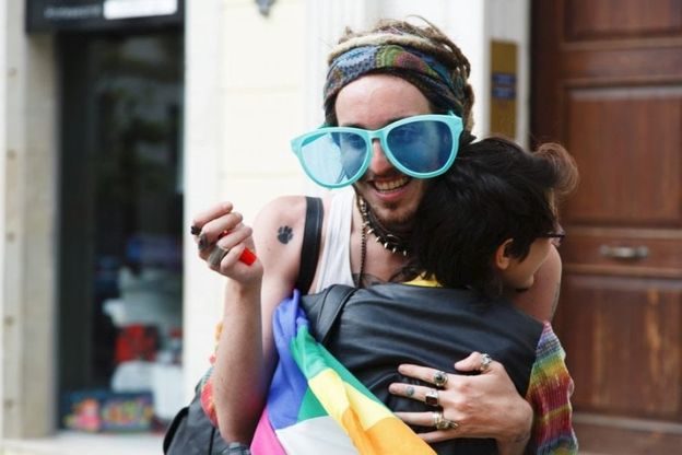 Gay Pride a Potenza, un'onda colorata