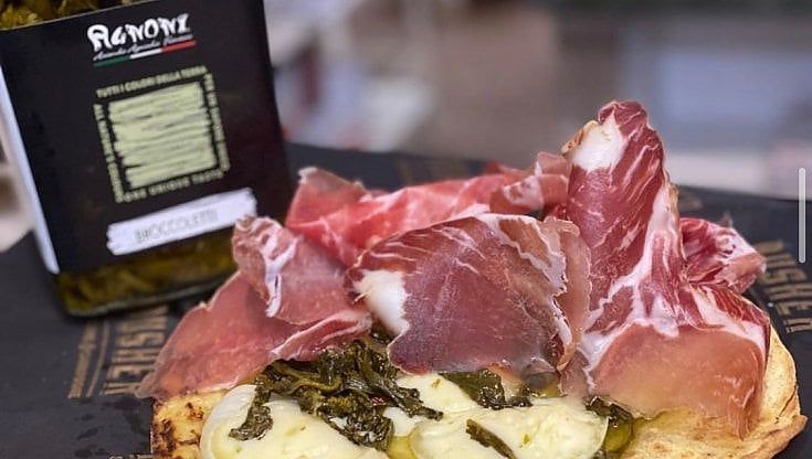 Dal Pusher di Bisceglie solo 'roba tagliata bene': la provocazione della salumeria con cucina