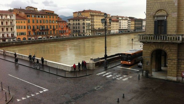 Pisa, cade dalla spalletta dell'Arno per farsi un selfie