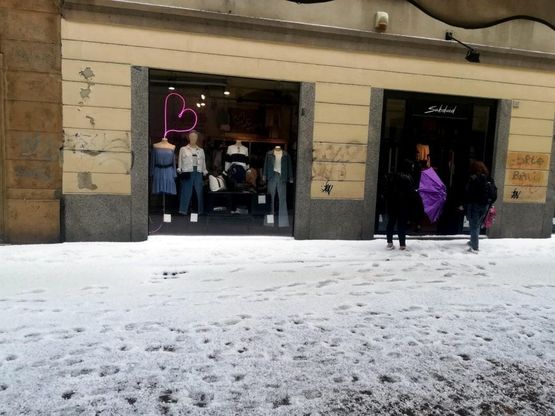 Pavia, sembra una nevicata: piazze e strade imbiancate dalla grandine