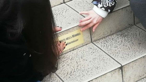 Parma, davanti al liceo Bertolucci una pietra di inciampo contro l’indifferenza