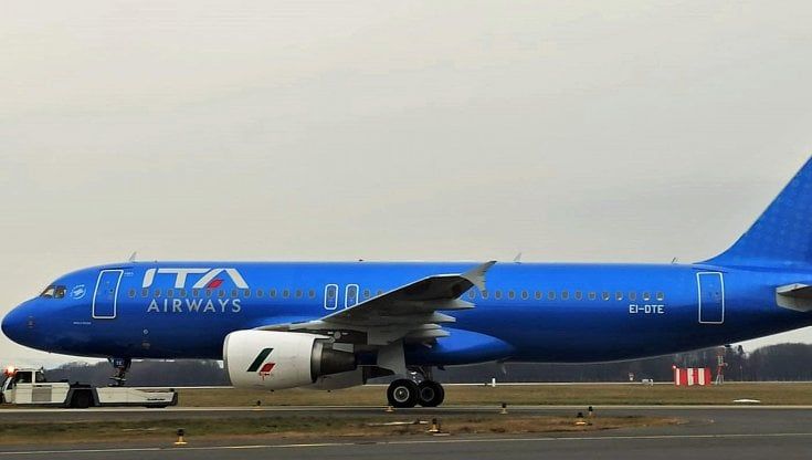 Covid, sono più di 4000 i voli cancellati nel mondo: contagio per piloti e hostess. Compagnie Usa in difficoltà