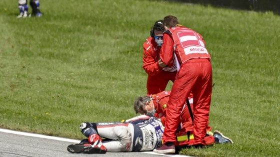 Moto2, Austria; paura per Syahrin, centra la moto di Bastianini e cade: non è grave