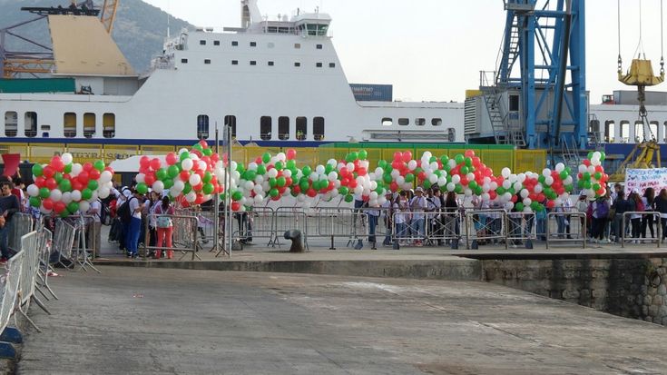 Tremila studenti al porto accolgono la Nave della legalit&agrave;
