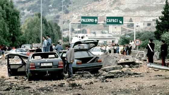 Mattarella: "Falcone e Borsellino luci nelle tenebre". Conte: "Ora più che mai bisogna vigilare"