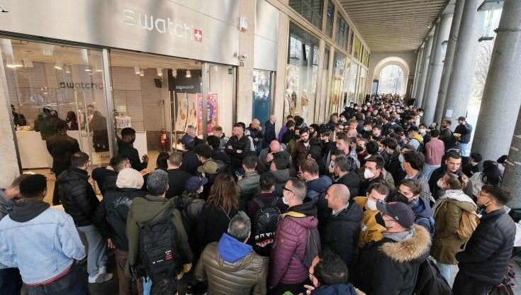 Torna l'euforia da Swatch: da Torino a Palermo tutti in coda per l'orologio degli astronauti 