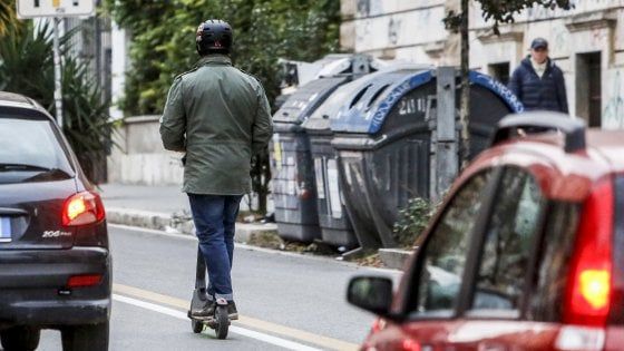 Monopattini liberi: "Buche e traffico, troppi rischi nelle vie di Roma"