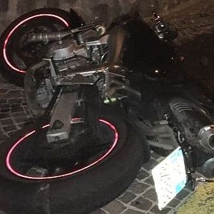 Ischia, incidente nella notte: muore centauro, non aveva il casco
