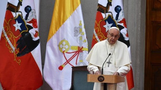 Papa Francesco in Cile: "Dolore e vergogna per pedofilia nella Chiesa: non si deve ripetere"
