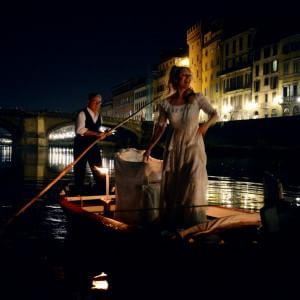 Le vecchie barche dei renaioli trasformate in palcoscenico