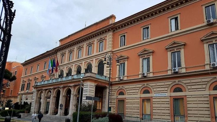 Neonato abbandonato tra droga e rifiuti, il medico: “Era disidratato, poteva morire”