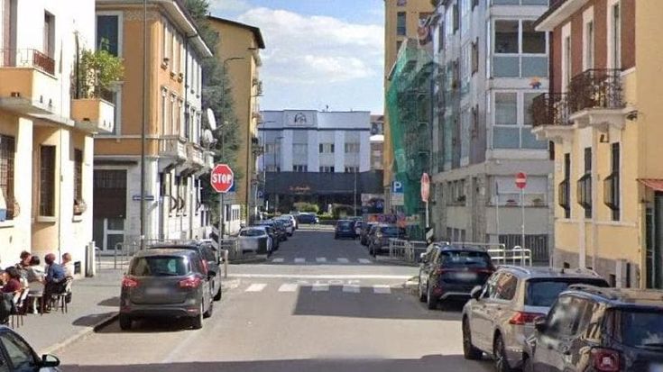 Accoltellata in strada in via Livraghi dopo una lite per un debito di droga: fermato un uomo