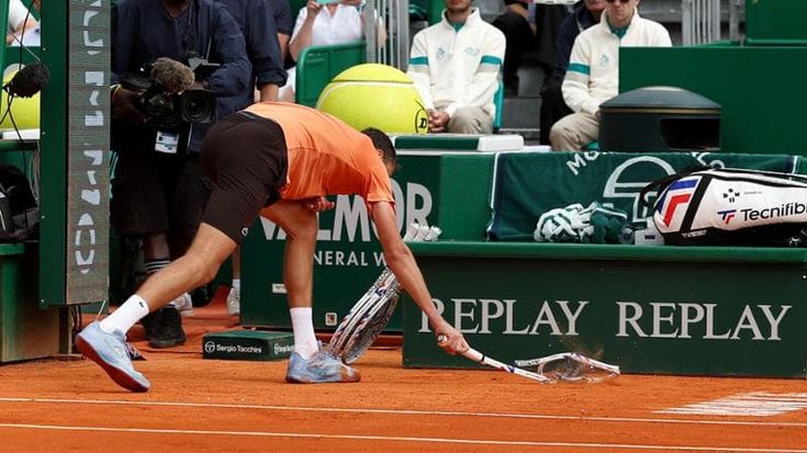 Berrettini batte 6-0 6-0 Medvedev che spacca la racchetta e poi si scusa con Verdone, fan del russo