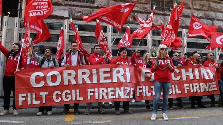 Corrieri e facchini, sit in di protesta: “Basta, è una giungla”