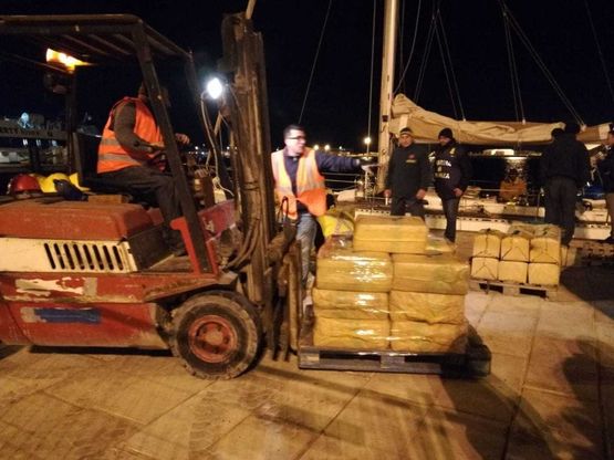 Trapani, la barca a vela fermata dalla Finanza con 6 tonnellate di hashish