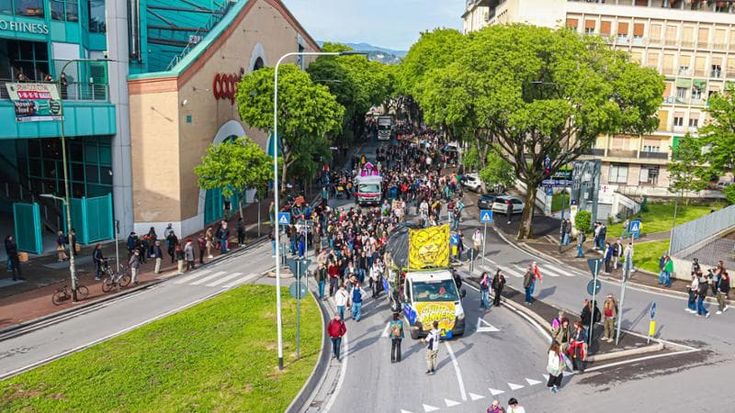 Wish parade, undicimila in corteo: “Dateci spazi per vivere e più verde”