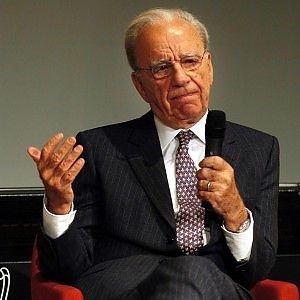 Sfida di Sky a Mediaset, pronti canali gratis e in chiaro. Berlusconi in trincea: "Anche Renzi ci difenda"