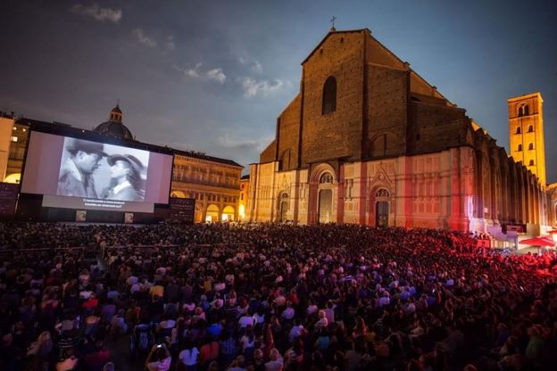 Piazza Maggiore, in migliaia sotto le stelle del cinema 