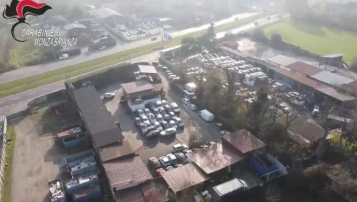 Furti seriali di automobili, arrestata la banda della Brianza: 98 colpi in pochi mesi. Le auto smontate e i pezzi venduti online 