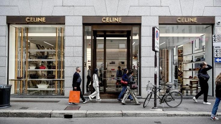 Il giorno della normalità dopo gli scontri in Duomo, tra shopping e lezioni: “Diciamo no alla paura”