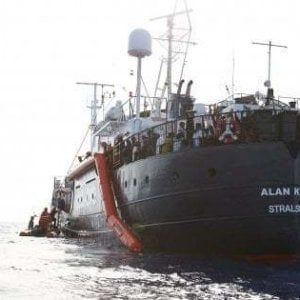 Migranti, la nave Alan Kurdi lascia Palermo