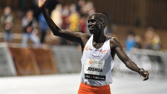 Atletica, notte da record a Valencia: Cheptegei re dei 10mila metri maschili. In campo femminile Gidey abbatte il limite dei 5mila
