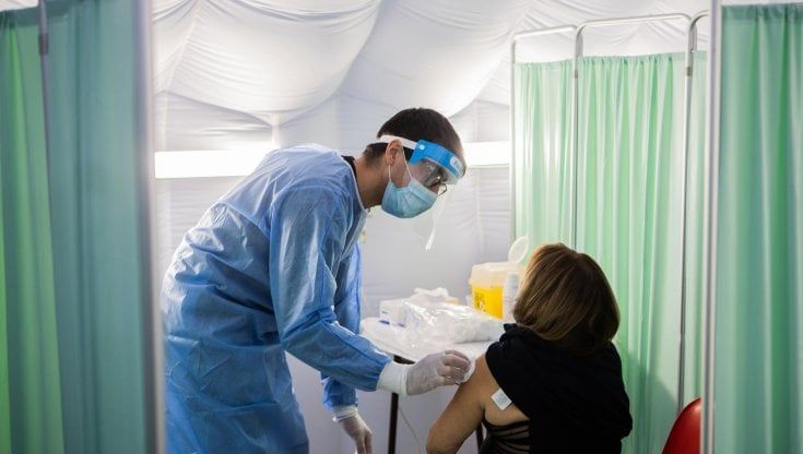 Vaccino contro l'influenza, a Milano la campagna è un flop: solo uno su due ha avuto la copertura. Gli esperti: "Percezione sbagliata"