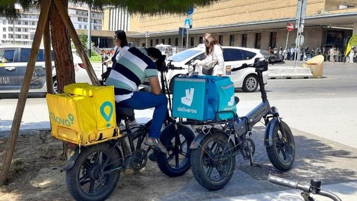 Caldo record, i rider in sciopero mercoledì 15 luglio: “Paghe basse e l’algoritmo ignora l’afa”