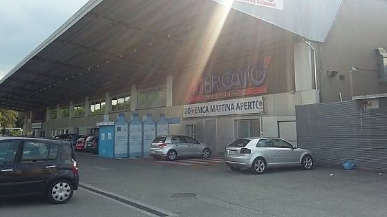 Fiamme dal quadro elettrico del supermercato, ustionati gravi due tecnici