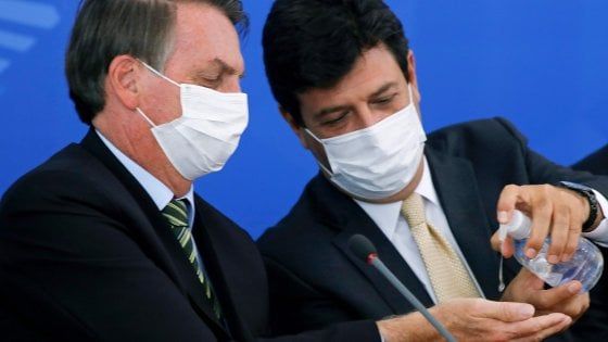 Coronavirus, Bolsonaro caccia il ministro ribelle