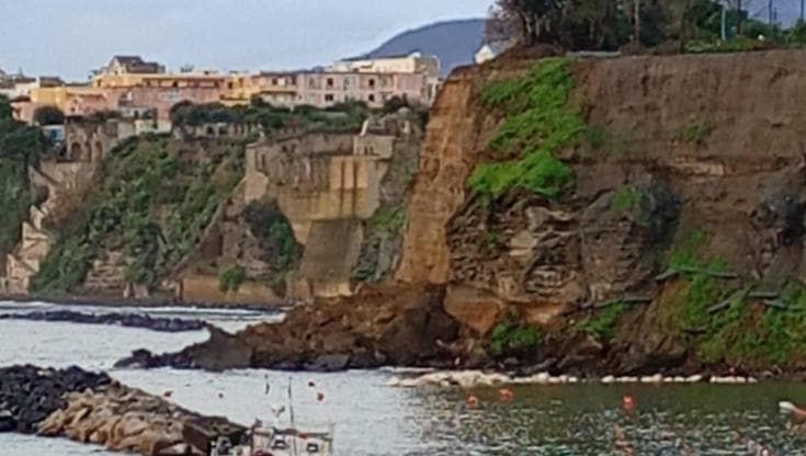 Frana lungo le coste di Procida a causa delle piogge. Il sindaco: “Servono più fondi”