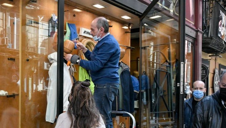Campania arancione, l'ordinanza: negozi aperti fino alle 21.30 e senza obbligo chiusura settimanale