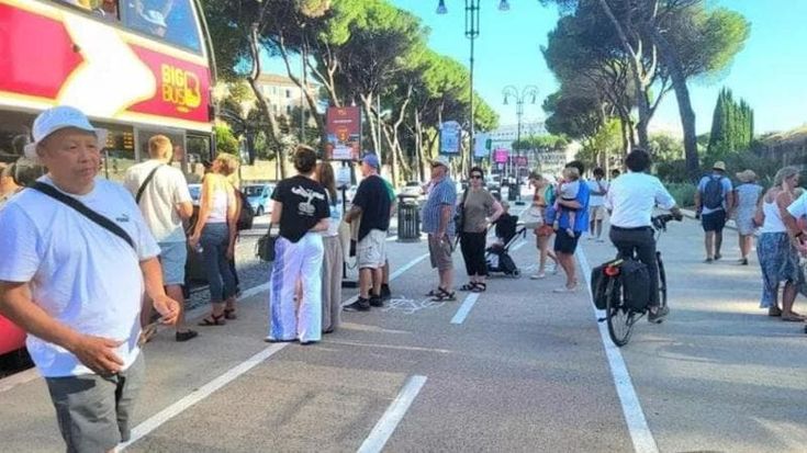 Bus turistici, cancellata la fermata davanti al Colosseo