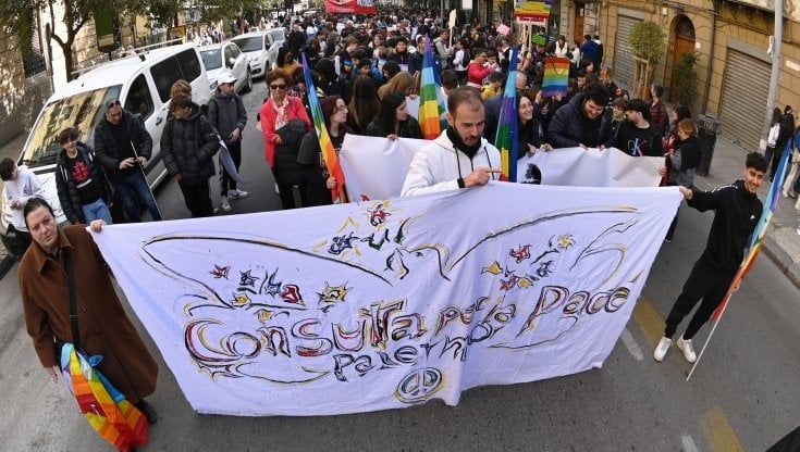 In migliaia al corteo per la pace, l'appello di studenti e associazioni. "Cessate il fuoco"