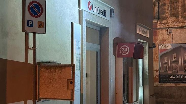 Salento, l’assalto al bancomat fallisce: i ladri costretti a fuggire a mani vuote. Ma danni ingenti