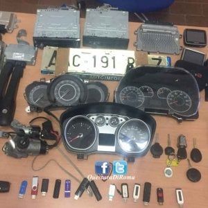 Roma, San Giovani: trovato con il perfetto kit del "topo d'auto", denunciato