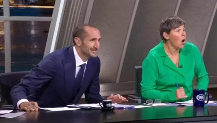 Euro 2024, al gol di Zaccagni l'esultanza sfrenata di Chiellini: l'ex capitano azzurro ora fa il commentatore tv ma la passione è la stessa