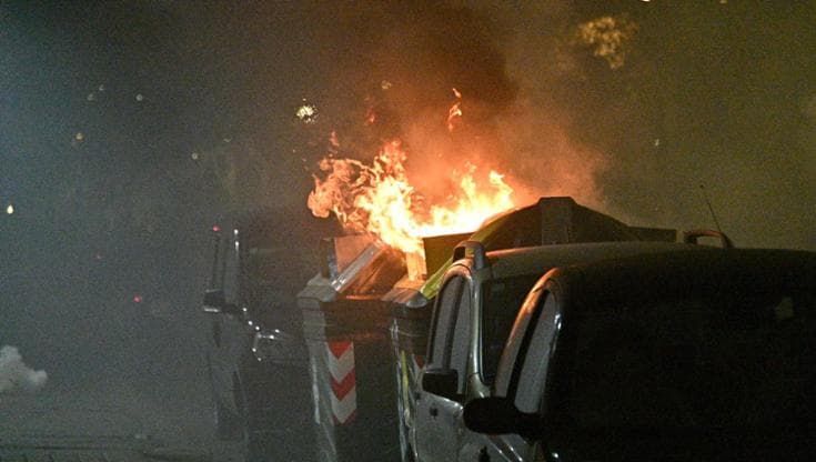Le notti di guerriglia del Cep, dove le bande di adolescenti prendono di mira i vigili del fuoco