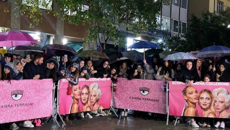 In fila quattro ore per vedere Chiara Ferragni in via Principe di Belmonte