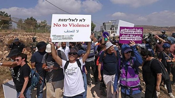 Qusra, allontanati i 5 italiani: “Costretti dall’Idf ad andarcene, i coloni non sono rimasti qui”