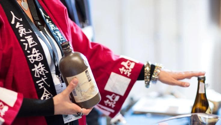 Sake mania, la passione cresce in Italia fra ristoranti ed enoteche: 300 etichette fra cui scegliere