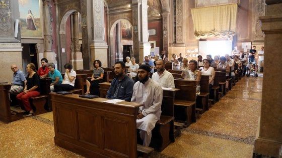 Bologna, quell’abbraccio in chiesa tra l’imam e il prete del dialogo 