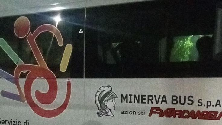 Scuolabus, disservizi a Fiumicino per gli studenti disabili: scatta la denuncia
