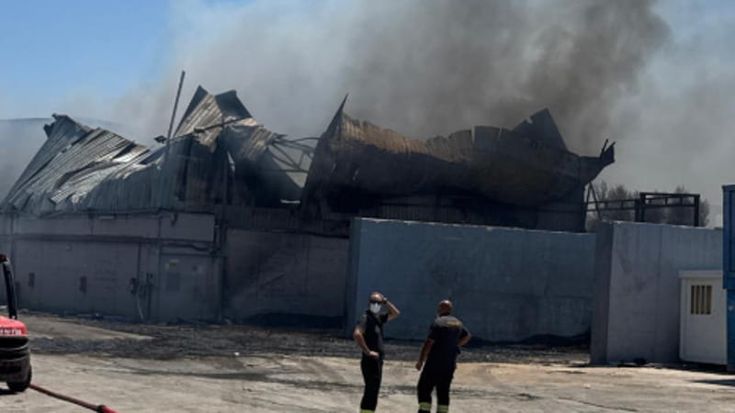 Fasano, da oltre 30 ore in fiamme l’azienda rifiuti. Verifica dell’Arpa sulla qualità dell’aria
