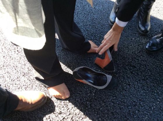 La sindacalista scalza rincorre il premier: Renzi le rimette la scarpa