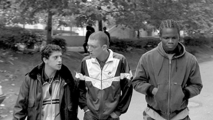 'L'odio', il film che 25 anni fa ha raccontato senza filtri la vita nelle banlieue