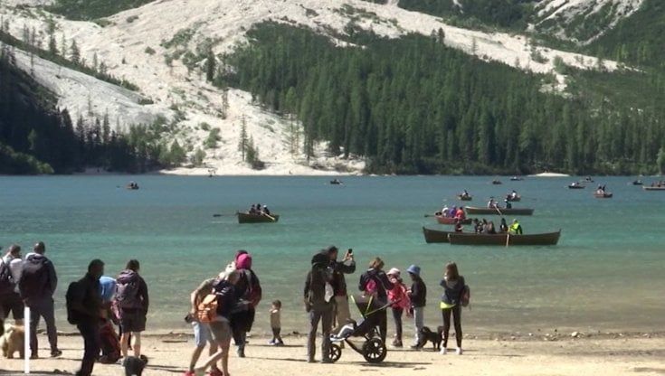 Turismo al lago di Braies, auto a numero chiuso nella perla dell'Alto Adige