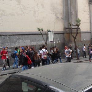 Forcella, scolaresca greca aggredita da una baby gang